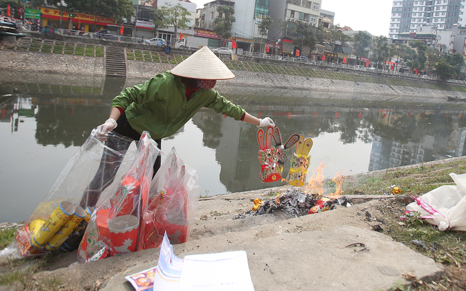 Cá chép chết nổi khi vừa được thả ở sông Tô Lịch